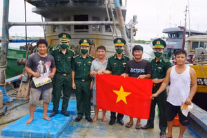 Biên đội II/22, Hải đoàn Biên phòng 18 trao tặng cờ Tổ quốc, phát tờ rơi tuyên truyền về công tác bảo vệ chủ quyền, an ninh biên giới vùng biển cho ngư dân.