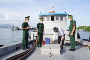 Lực lượng chức năng tiến hành kiểm tra phương tiện và hàng hóa trên tàu BV. 0420H.