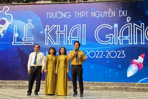 Thầy Huỳnh Thanh Phú chia sẻ với học sinh toàn trường trong ngày khai giảng.