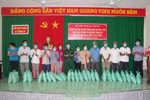 Đồn Biên phòng An Thạnh Ba tặng quà cho các hộ gia đình có hoàn cảnh khó khăn.