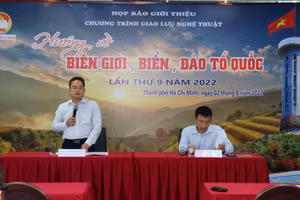 Đại diện Ủy ban MTTQ Việt Nam TPHCM thông tin về chương trình nghệ thuật.