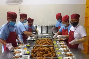 Nhân viên chuẩn bị bữa ăn trưa cho học sinh Trường Tiểu học Nguyễn Hiền (TP Thủ Đức).