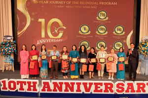 Ban giám hiệu BCIS trao kỷ niệm chương cho giáo viên, nhân viên nhà trường.