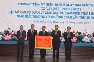 Thứ trưởng Bộ GD&ĐT Nguyễn Văn Phúc tặng cờ thi đua cho Sở GD&ĐT TPHCM.