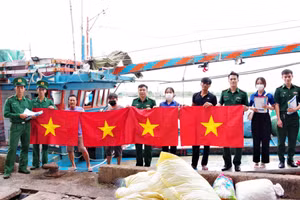 Các đơn vị tuyên truyền pháp luật và tặng cờ Tổ quốc cho ngư dân.