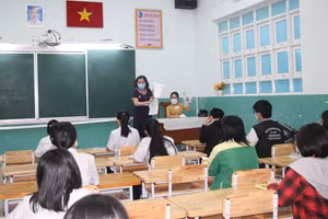 Thí sinh tại điểm thi Trường THCS Võ Trường Toản nghe cán bộ coi thi phổ biến quy chế.