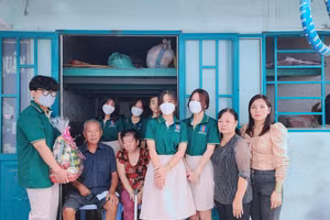 Học sinh Trường THPT Trần Nhân Tông thăm và tặng quà cho gia đình có công với cách mạng tại địa bàn phường Bình Trị Đông (quận Bình Tân, TPHCM).