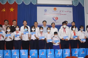 Lãnh đạo các đơn vị trao học bổng cho học sinh.