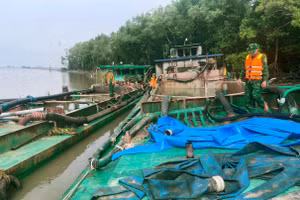 Tổ công tác đồn Biên phòng Long Hoà tiến hành kiểm tra phương tiện bơm hút cát trái phép.