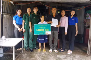 Đại diện Hải đoàn Biên phòng 18 tặng quà cho học sinh có hoàn cảnh đặc biệt khó khăn trên địa bàn phường 12.