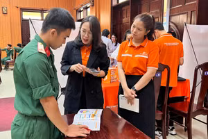Cô Nguyễn Hoàng Bích Vy giải đáp thắc mắc của chiến sĩ về chương trình học.