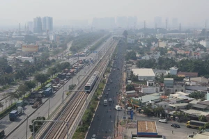 Hình ảnh chụp trên cao đoàn tàu metro số 1 (Bến Thành - Suối Tiên) chính thức chạy thử nghiệm với quãng đường hơn 8 km vào sáng ngày 21/12.