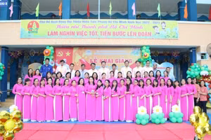 Tập thể cán bộ, giáo viên, nhân viên Trường Tiểu học Nguyễn Thanh Tuyền.