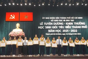 Học sinh nhận Bằng khen tại Lễ tuyên dương.