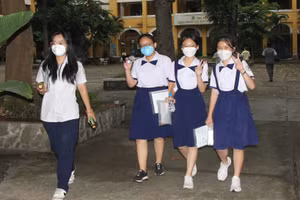 Học sinh TPHCM kết thúc bài thi vào lớp 10 chuyên năm học 2021-2022.