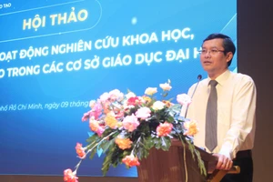 Thứ trưởng Nguyễn Văn Phúc phát biểu tại hội thảo.