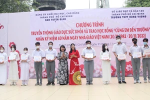 Lãnh đạo Đảng uỷ khối ĐH, CĐ TPHCM và Trường ĐHSP TPHCM tặng học bổng cho học sinh khó khăn.