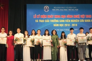 Các sinh viên nhận thưởng từ lãnh đạo nhà trường