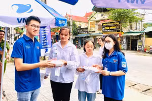 Đoàn thanh niên huyện Tương Dương (Nghệ An) phát cơm trưa miễn phí cho các thí sinh.