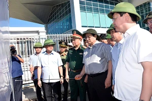 Thủ tướng Chính phủ trao đổi với lãnh đạo các bộ, ngành và tỉnh Nghệ An về dự án mở rộng sân bay Vinh.