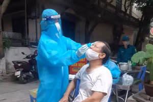 Hàng trăm cán bộ, nhân viên y tế công lập ở Nghệ An xin nghỉ việc vì thu nhập thấp và áp lực công việc.