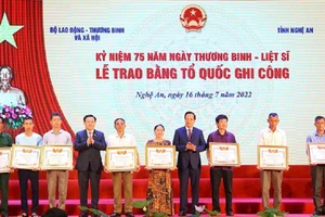 Chủ tịch Quốc hội Vương Đình Huệ trao bằng Tổ quốc ghi công năm 2022 cho các thân nhân liệt sĩ.