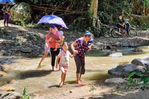 Vị trí xây cầu vượt lũ bắc qua suối tại bản Xốp Cốc.