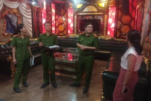 Công an Nghệ An kiểm tra công tác phòng, chống cháy nổ tại các cơ sở kinh doanh dịch vụ karaoke.