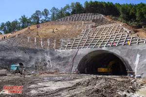 Công nhân đội nắng thi công hầm xuyên núi Thần Vũ 
