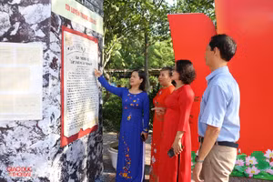 Du khách tham quan ảnh và hiện vật về Nhà lao Vinh.