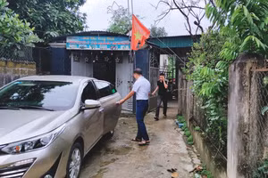 Thành viên đội phản ứng nhanh đến phòng trọ đánh thức thí sinh ngủ quên.