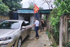 Thành viên đội phản ứng nhanh đến phòng trọ đánh thức thí sinh ngủ quên.