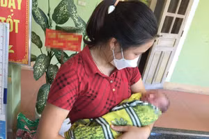 Người dân đến chăm sóc cháu bé sơ sinh bị bỏ rơi.