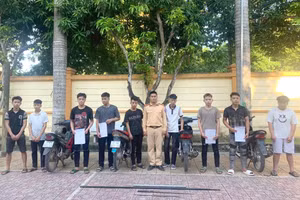 Nhóm thanh thiếu niên tham gia đua xe tại Công an huyện Quế Phong.