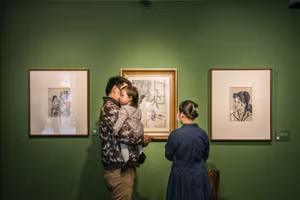 Nhiều khán giả quan tâm nghệ thuật và có lòng ái mộ tài năng của cố họa sĩ.