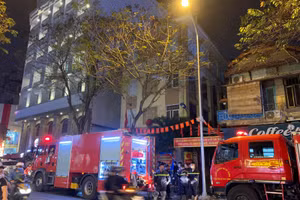 Hình ảnh nhiều xe PCCC đỗ tại cổng UBND phường Nguyễn Du.