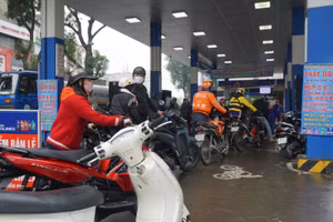 Giá xăng lập đỉnh vào chiều ngày hôm nay, gần chạm mức 30.000 đồng/1 lít xăng.