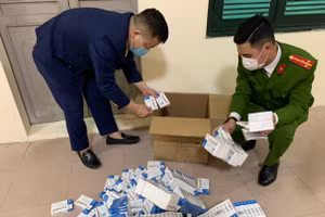 2.400 hộp thuốc Liên Hoa Thanh Ôn, 1.000 kit test Covid-19 nhập lậu đã bị lực lượng chức năng thu giữ trong ngày 3/3.