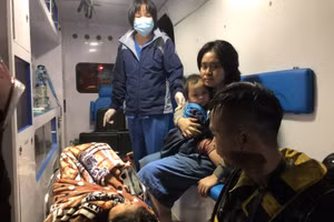 Cháy lớn tại ngôi nhà 3 tầng, giải cứu thành công 3 bố con.