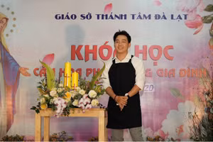 Nghệ sĩ Đức Lợi trong một buổi giảng dạy của mình tại Giáo sở Thánh tâm Đà Lạt.