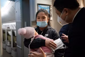 Dự kiến khoảng 11h30 ngày hôm nay 8/3 chuyến bay chở gần 300 người Việt Nam từ Ukraine sẽ hạ cánh tại sân bay Nội Bài.