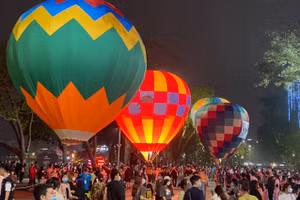 Nhiều người đổ về phố đi bộ Hồ Gươm để chiêm ngưỡng khinh khí cầu.