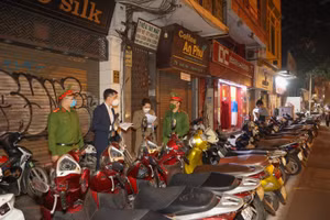 Điểm trông xe thuộc phường Hàng Gai không niêm yết giá công khai đã bị xử phạt 2 triệu đồng.