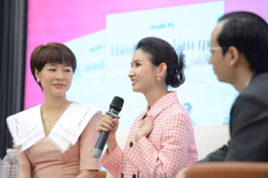 Tác giả Huyền Vy chia sẻ trong buổi ra mắt sách.