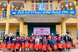 Hơn 400 suất quà và tiền mặt đã trao cho trường mầm non xã Hồng Thái để sửa chữa, xây dựng điểm trường mầm non Khuổi Phầy.