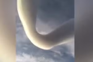 Lạ lùng đám mây hình rắn "kỳ dị" bất ngờ xuất hiện trên bầu trời