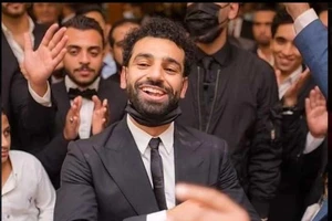 Mohamed Salah (phải) dự đám cưới của anh trai Mohamed Nasr (trái). 