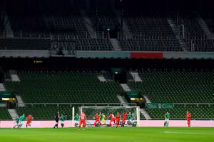 Vì dịch Covid-19, các trận đấu tại các giải VĐQG hàng đầu châu Âu thi đấu không có khán giả.