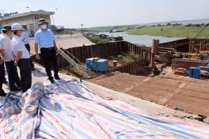 Cấp tốc xử lý sự cố nứt đê Hữu Hồng do thi công Nhà máy nước mặt sông Hồng