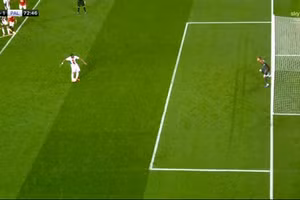 Quả phạt đền gây tranh cãi được thực hiện lại sau khi De Gea bị phát hiện di chuyển trước.